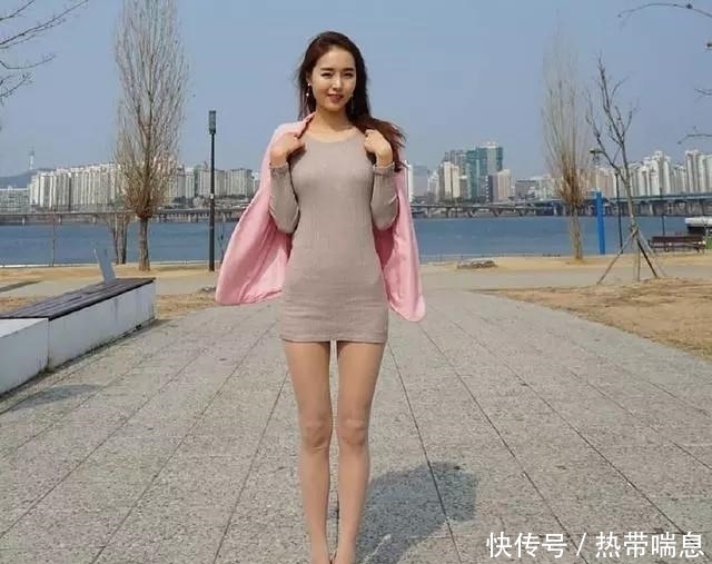 凹凸分明的连衣裙美女，侧面看真是一番美景，真可谓秀色可餐！