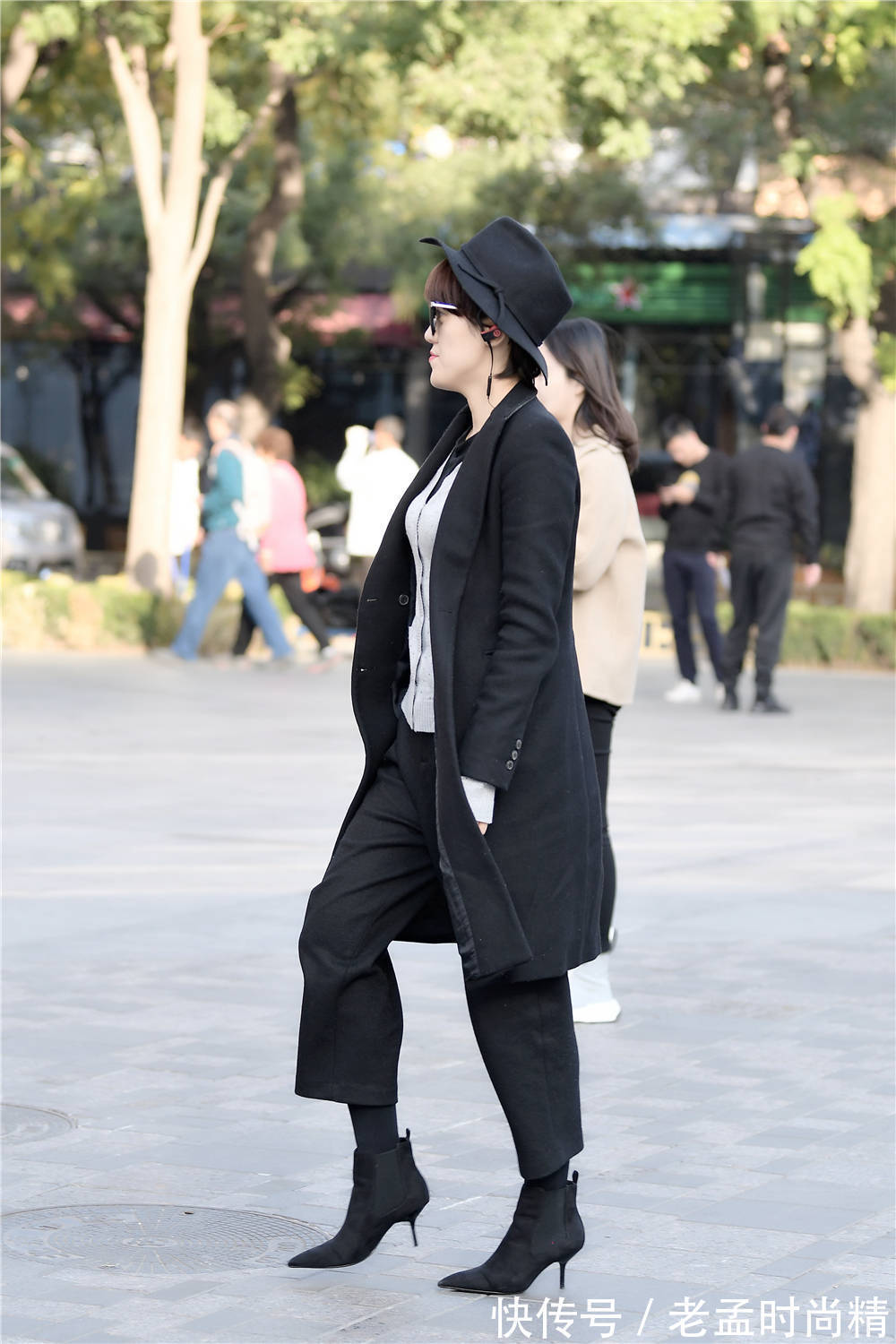 搭配|黑色尖头细跟短靴,搭配七分长裤,黑色风衣更显潇洒