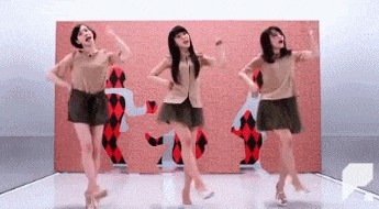 |搞笑GIF:姑娘 你这一字马厉害了 把旁边的小哥都吓跑了