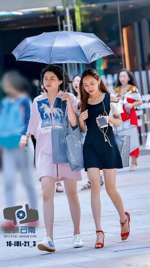 比基尼|一字带红色凉鞋,鞋界中的比基尼,穿上它,超时髦还显脚白!