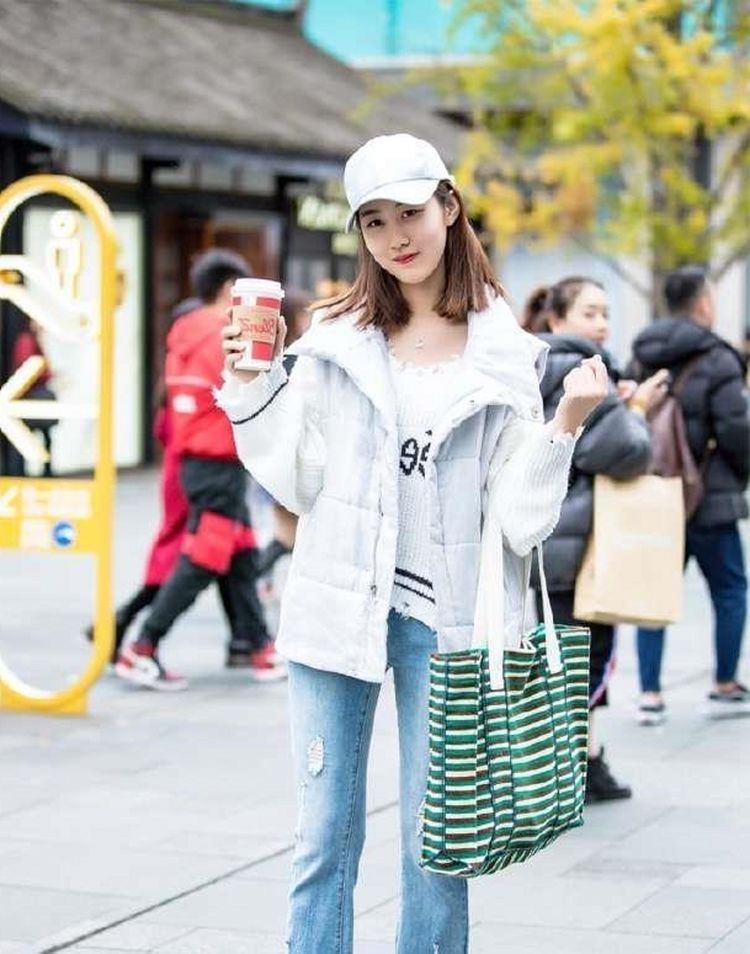 青春|路人街拍,搭配白色的休闲装,轻松穿出青春动感魅力
