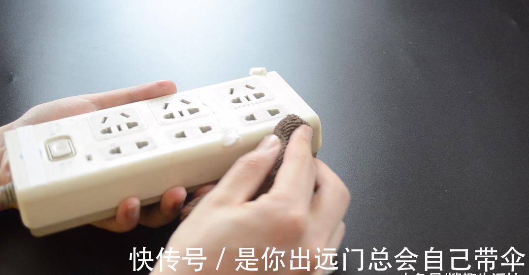 家里插排用久了很脏难清洗 只需用它擦一擦, 立马焕然一新