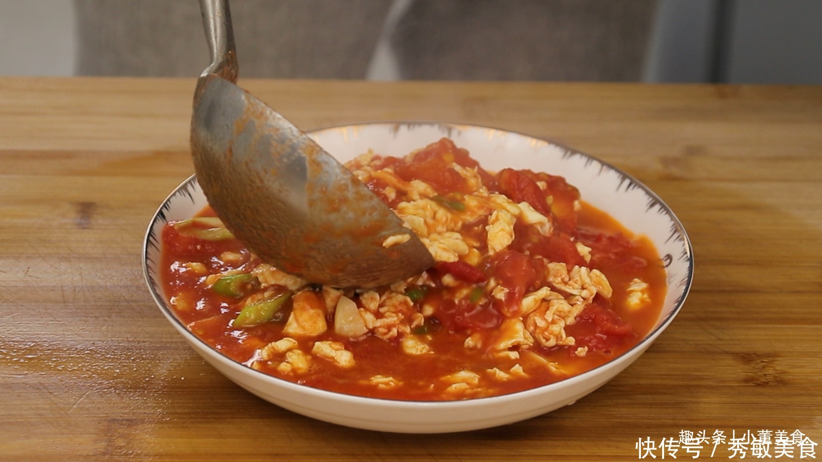  西红柿炒鸡蛋，先炒鸡蛋还是先炒西红柿很多人搞错，难怪不好吃