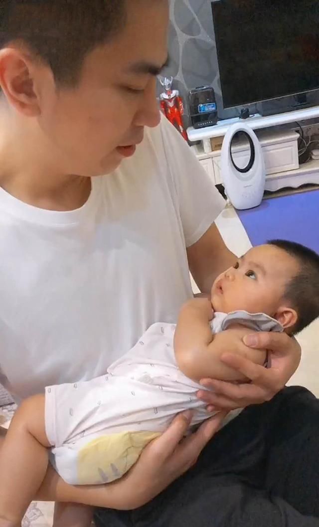 宝宝|爸爸强硬“命令”宝宝睡觉，宝宝趴爸爸怀里假睡，大眼睛滴溜溜乱转笑翻妈妈