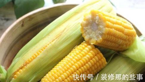 大厨|煮玉米最忌直接用清水，30年大厨教你多放2样，玉米清甜软糯好吃