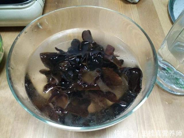 肝损伤|肝损伤不可以吃猪肝？肝不好的人，还要少吃这4种素食