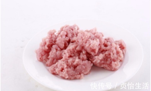 肉馅|拌肉馅时，先放油还是先放水？一步做对，肉馅鲜嫩多汁，香气扑鼻