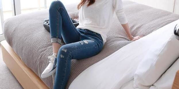 自信|街拍摩登个性的紧身牛仔裤小姐姐,展现出自信的女人味