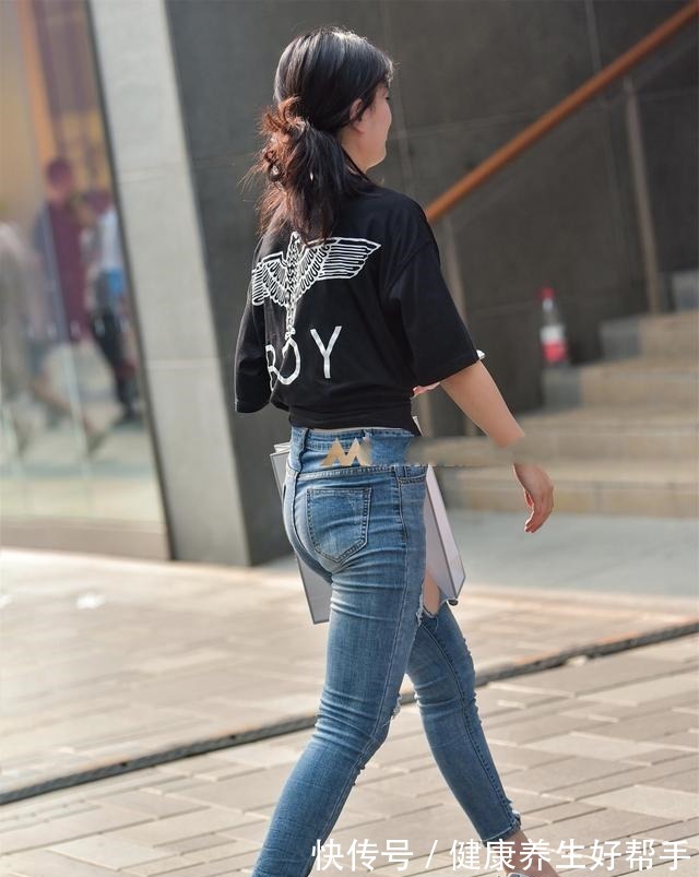 裤脚 黑色透气高跟鞋搭配蓝色小裤脚打底裤,穿出设计感,穿出纤细身材!