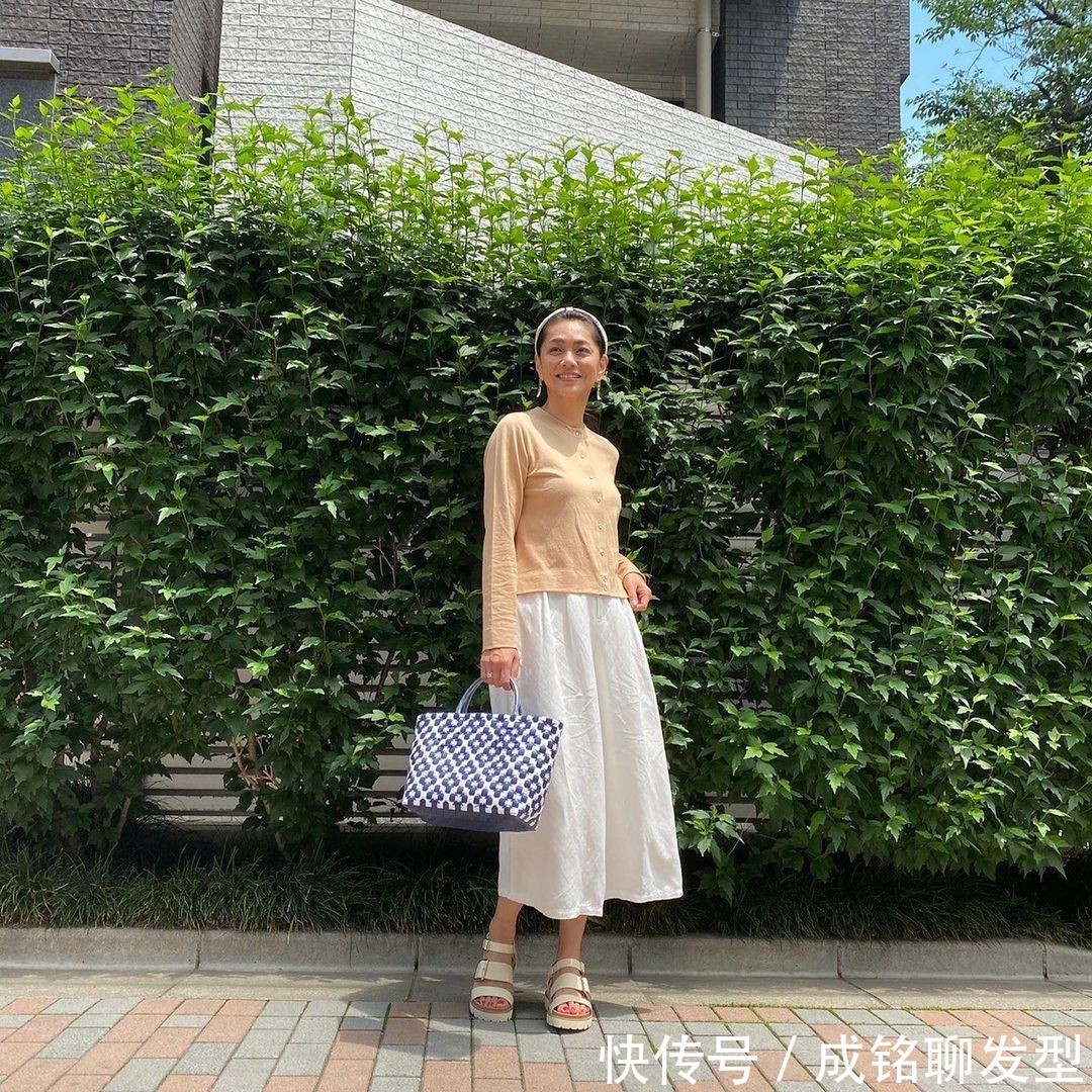 直筒裤|人到中年要给穿搭做减法,既要简单又要减龄,这几种搭配值得借鉴