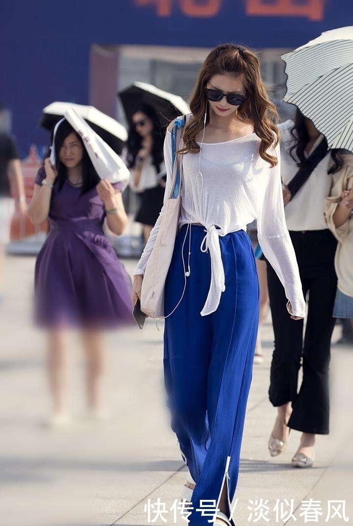 穿搭|街拍:图六苗条小姐姐白色上衣配蓝色裤子慵懒风十足,显白又高挑
