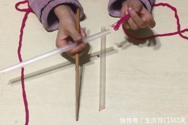 在吸管中穿一根绳子,挂在卫生间墙上太实用了,全家人都抢着用!