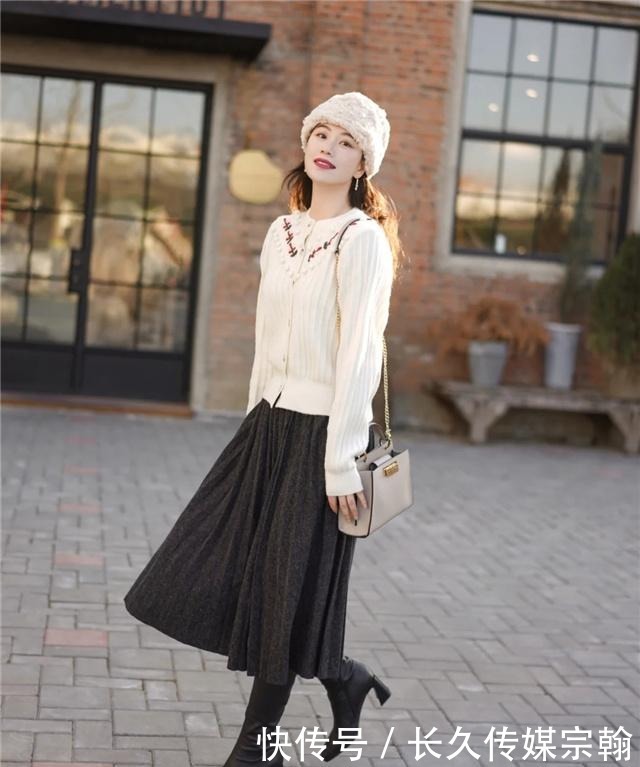 毛衣下面不一定要搭裤子，今年流行“毛衣+半长裙”，气质又高级