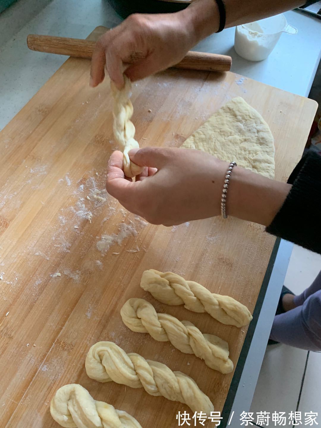 家庭自制油炸甜麻花 蓬松饱满 绵软香甜 好吃到停不下来