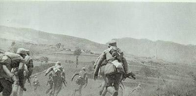 机枪|被日军包围怎么办？我军战将机枪打掉日军炮兵，神枪手再打后面的