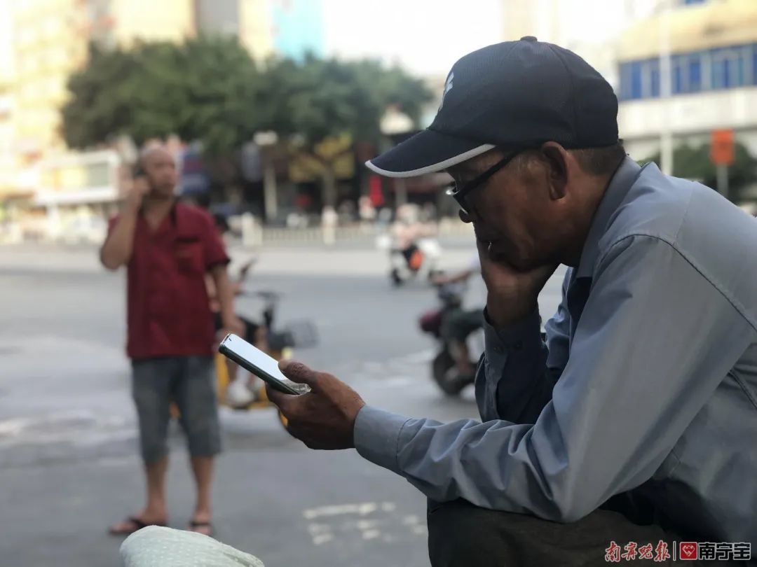 老年人|沉迷玩手机 “银发低头族”越来越多，医生建议……