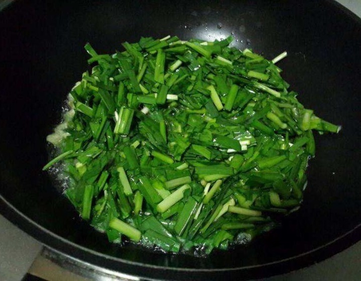 韭菜炒鸡蛋时,很多人把顺序弄错,怪不得鸡蛋不嫩,韭菜不翠绿