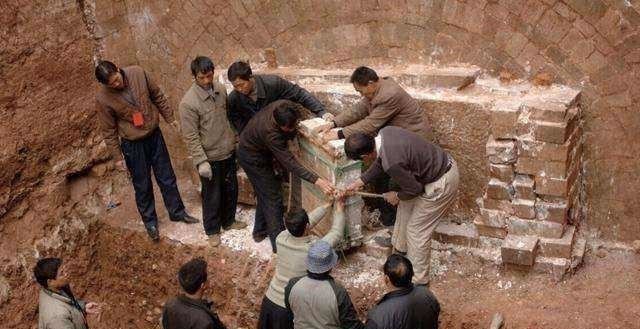 盗墓贼九次光顾古墓, 专家勘测发现, 真正的宝物在地下几米处