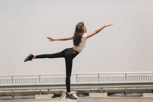 大长腿|“网红”健身美女身高177，勾勒出臀腿曲线，马甲线迷人！