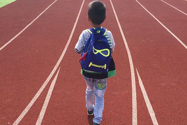 孩子|为什么孩子总是比同龄人矮？不一定是发育晚，对比身高标准表看看