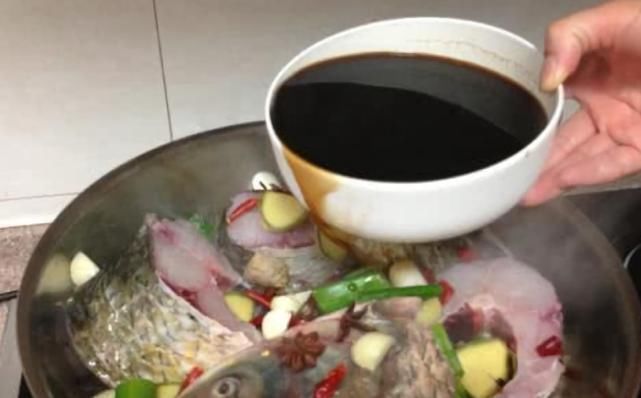 在家做炖鱼,一定要记好,这两种调料别放,放了炖的汤又腥又难喝