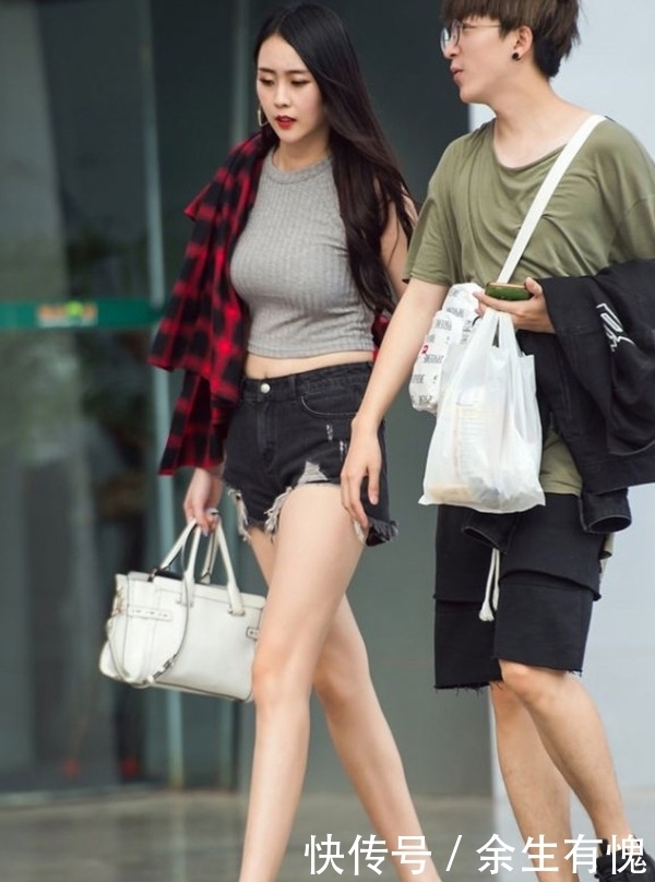 独特|美女街拍:柔美的紧身打底裤小姐姐,彰显独特魅力!