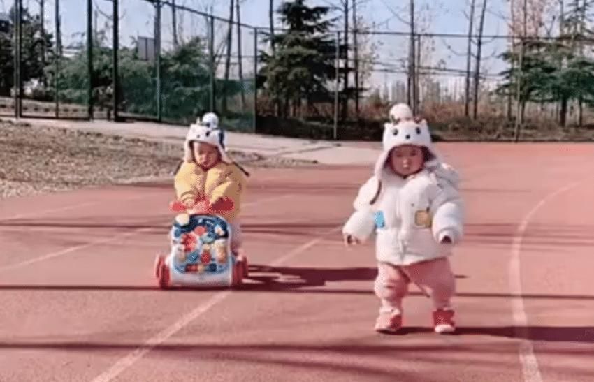 忍俊不禁|妹妹开着小车不小心撞倒姐姐令人忍俊不禁,网友:人类幼崽太可爱