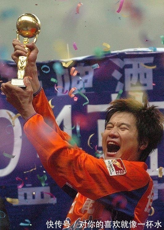 女友|曾是中超射手王,两任女友都是明星,41岁抱儿子大婚,今赋闲在家