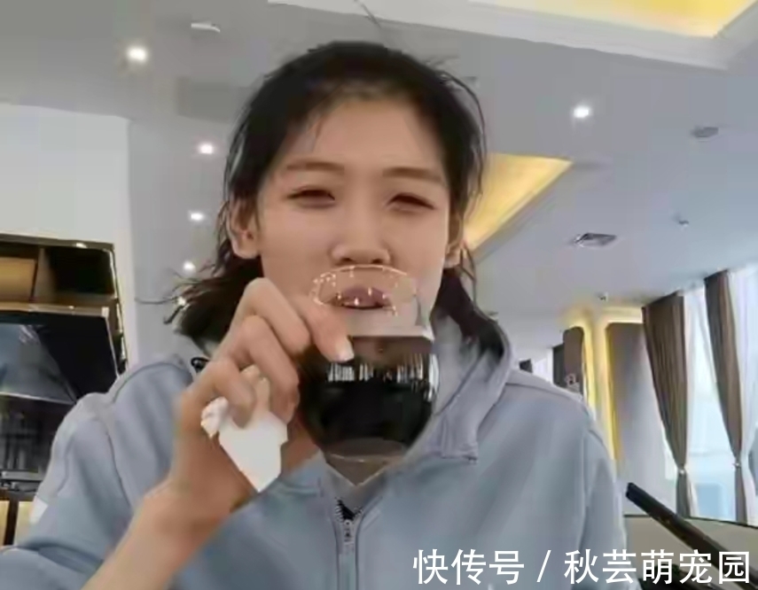 女排|吃肉吃虾喝可乐，李盈莹不受郎平监督放飞自己，女排主攻白减肥了