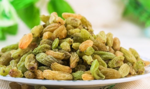 零食|葡萄干不要当零食吃了，如此搭配泡水喝，气血足了，晚上睡眠好