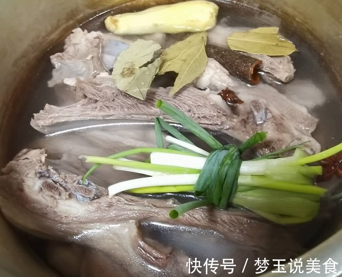 分享在家烤羊排的家常做法，很简单，焦焦嫩嫩，味道相当好！