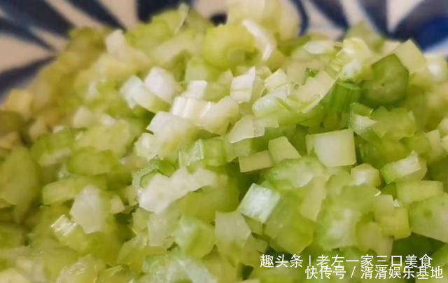 不剩|芹菜别炒着吃了,加一块豆腐,比红烧肉还香,上桌连汤汁都不剩!