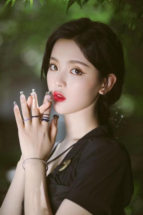 双马尾|女人无论多大年纪,这3款发型都不要留了,又土又俗,招人嫌弃