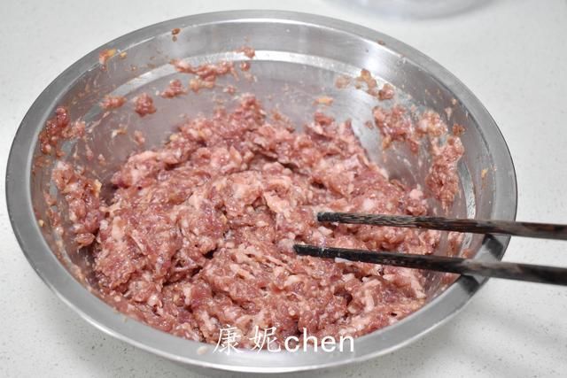 牛肉包子|牛肉包子好吃营养多，但馅儿难调，这样调馅儿不硬不柴，鲜嫩汁多