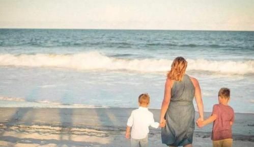 孩子|3岁姐姐给弟弟换尿不湿,发现弟弟和自己不一样,反应让人笑抽