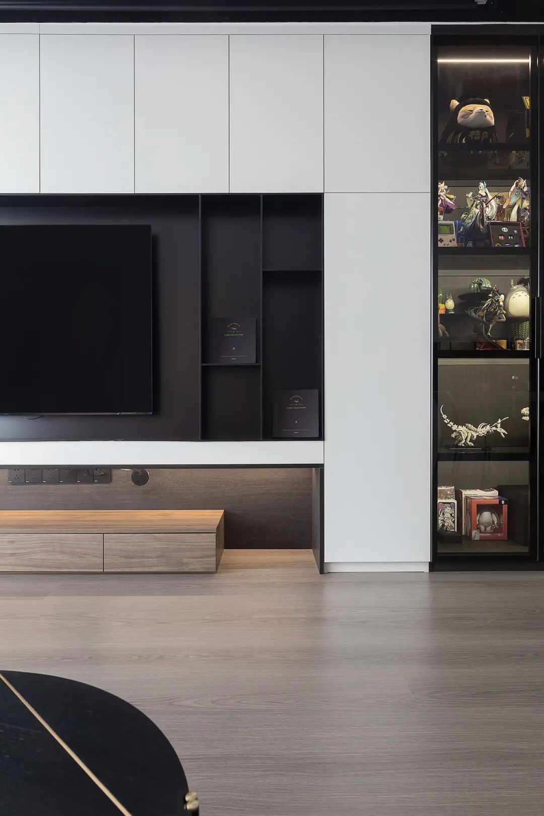 布置|125㎡现代黑白灰+木质感,简雅舒适无主灯,品质生活好自然