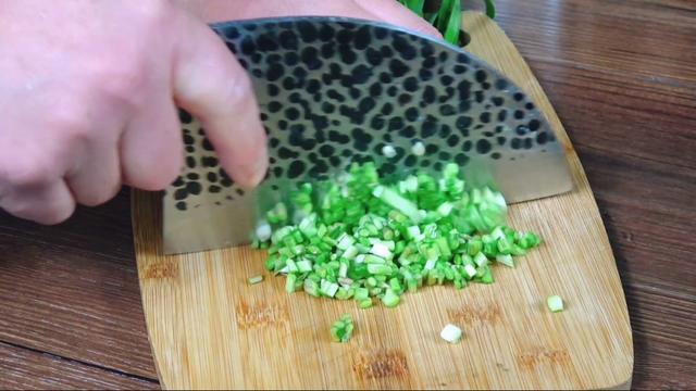 韭菜盒子怎么做好吃,按照这个配方,不破皮不出水,咬一口太香了