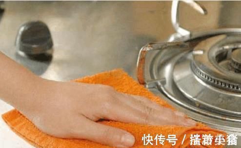 煤气灶越擦越脏10年老保姆教你1招,撒点“它”,洁净如新