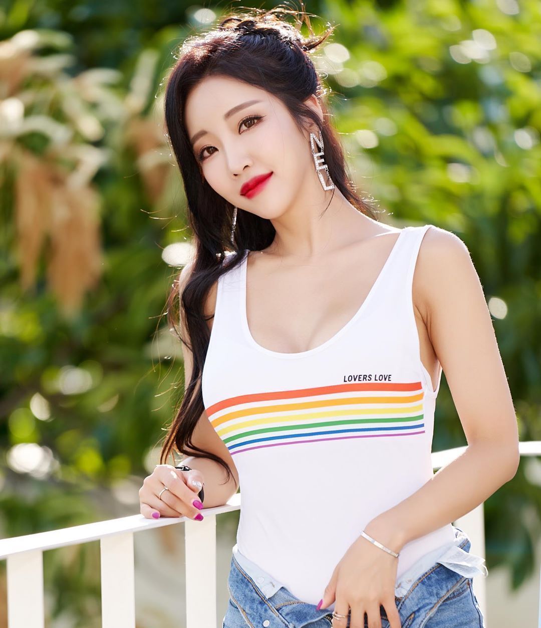 牛仔裤 白背心搭配蓝色牛仔裤,清新自然,即时髦又有个性