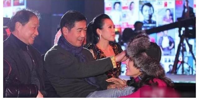 章娘娘|当年蹲在张国立脚边说话，宁静表情谄媚，一旁的章子怡满脸不屑？