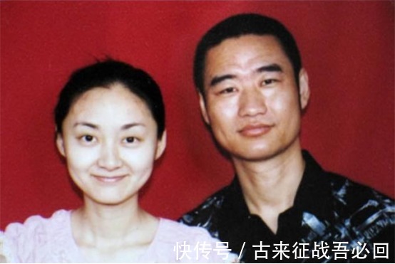 接力棒|2011年丛飞遗孀遗体告别仪式, 5岁女儿默默抹泪,上千名市民送行