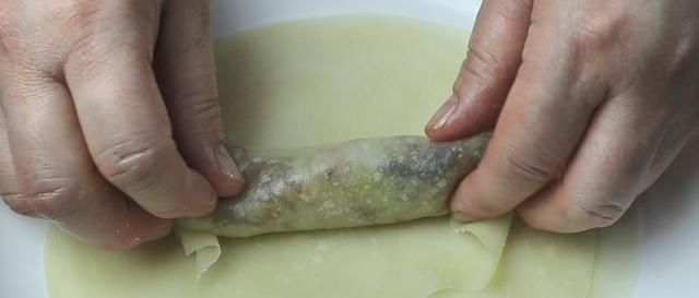 饺子皮别包饺子了,试试这种特色做法,一卷一烙,出锅被抢光