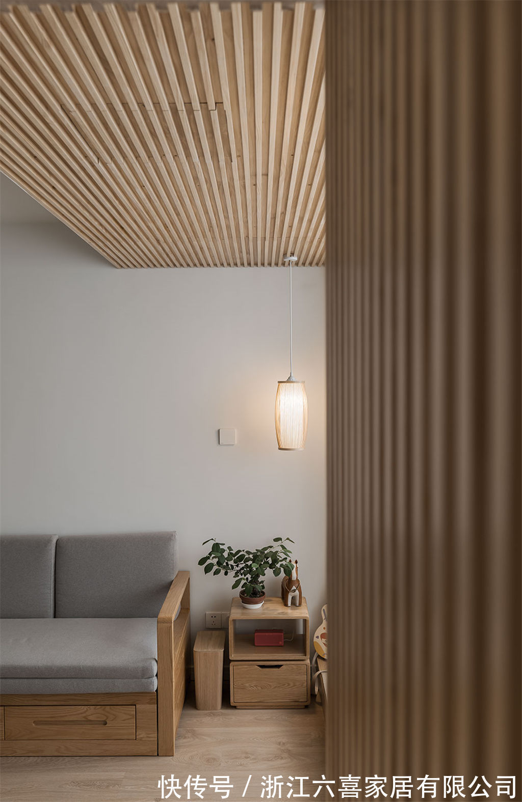 玄关|平面设计师的家｜探索过一切华丽的色彩和线条，回归最质朴的自然栖居世界！