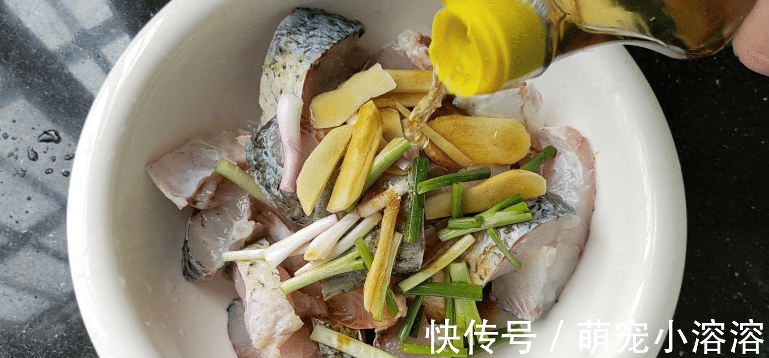 姜葱|草鱼这样做,酥香好吃又开胃,配料做法简单,一次做3斤也不够吃