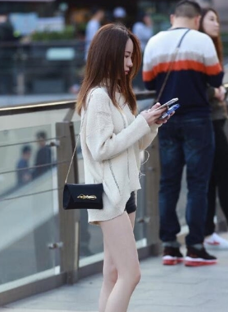 小姐姐|针织衫搭配黑色热裤,小姐姐穿出不一样的味道,时尚又可爱