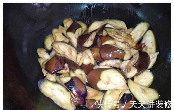 做法|炒茄子时,切记不要直接倒油,教你饭店做法,茄子不吸油不发酸