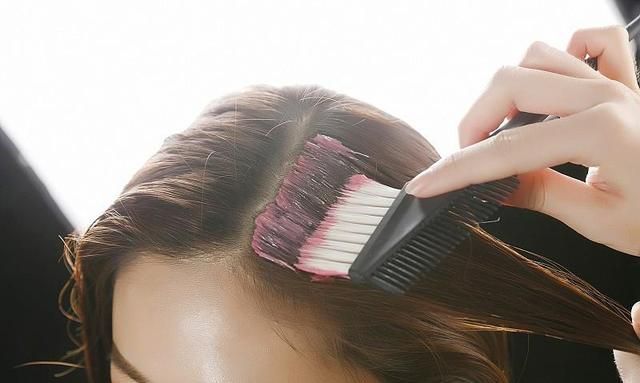 染头前能不能洗头发?托尼老师的说法,洗不洗都可以,不影响颜色