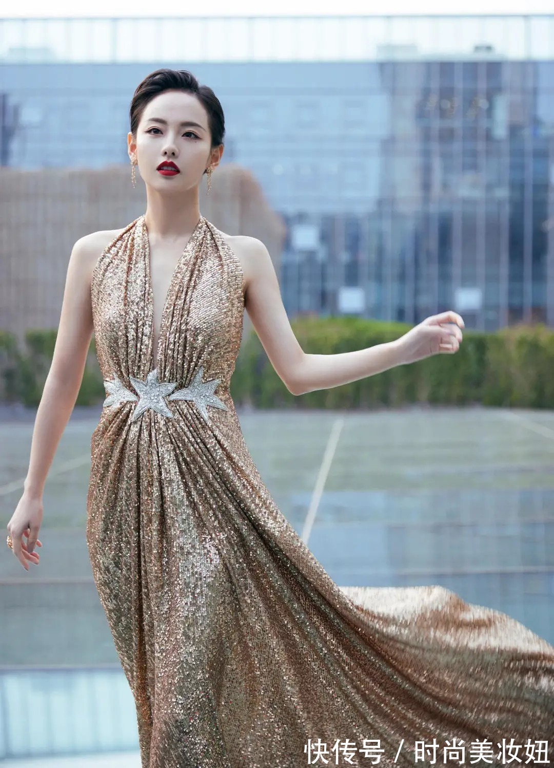 身材|邓文迪气质太“高级”了,穿挂脖连衣裙气场强大,一点不输大明星