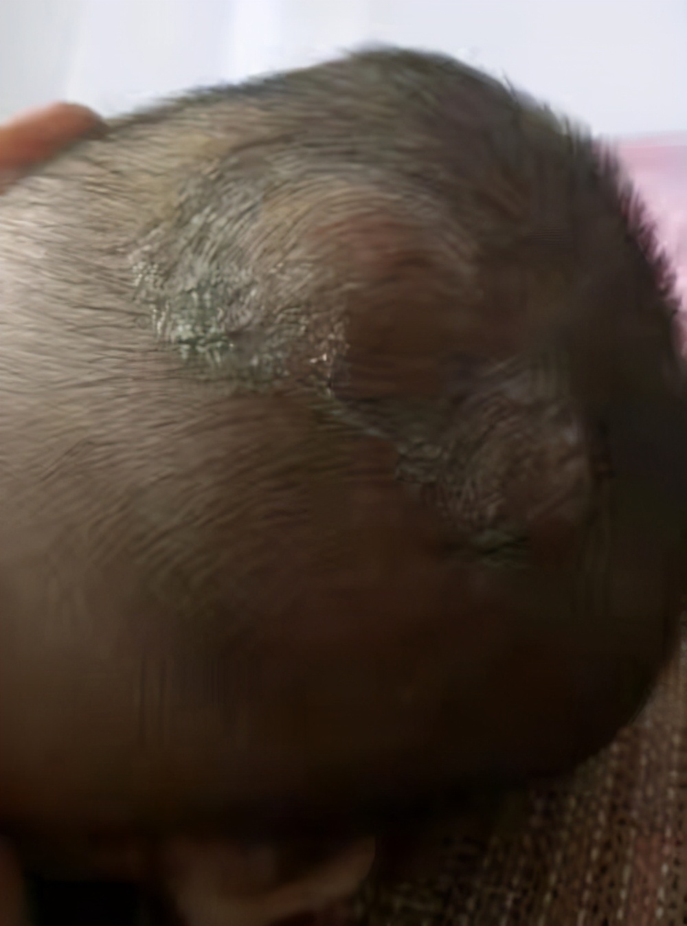 家长|孩子不小心摔下床,妈妈一个错误举动,反倒给孩子带来更大的伤害