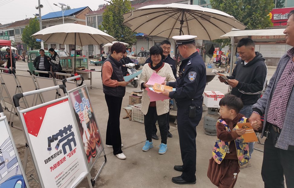 菏泽交警开展美丽乡村行交通安全宣传活动
